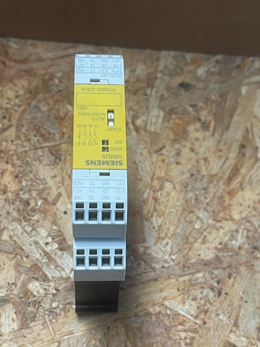 Siemens – 3TK2820‑2CB30 – SIRIUS Safety Relay, 24 V AC/DC, 3NO + 1NC, SIL 3 / PL