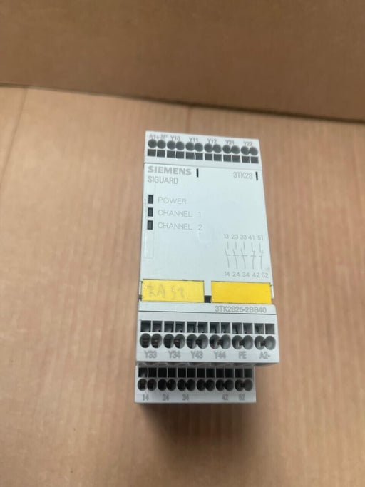 SIEMENS SIGUARD - 3ТК2825-2BB40 - Safety Relay