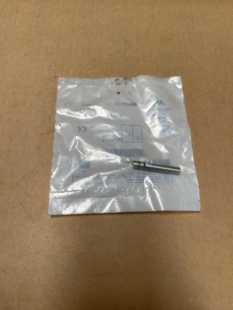 Micro Detectors – AH6/CP‑1F – Polarised Photoelectric Sensor (PNP, M18)
