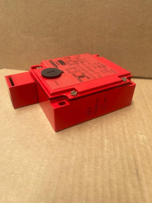Telemecanique - XCS-E7512 - Safety Interlock Switch, 24V AC/DC, Metal Housing