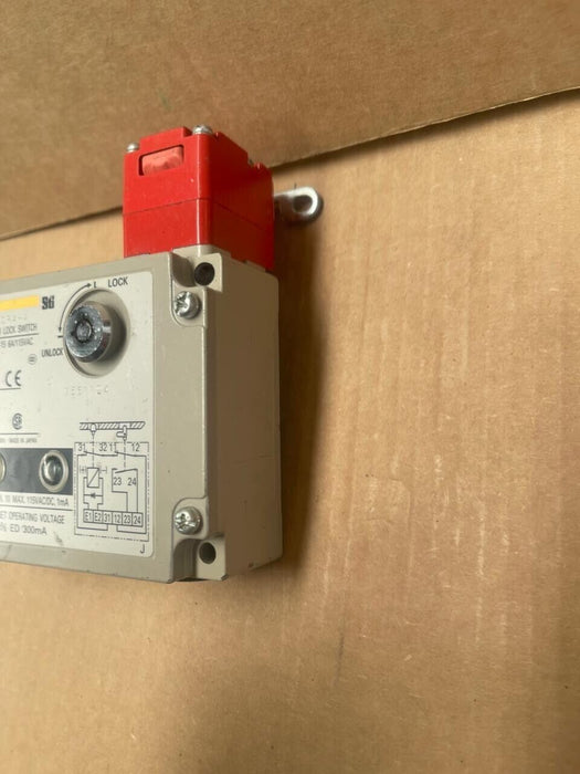 Omron - D4BL-1CRA-A - Guard Lock Safety-Door Switch, 24V DC, Mechanical Lock