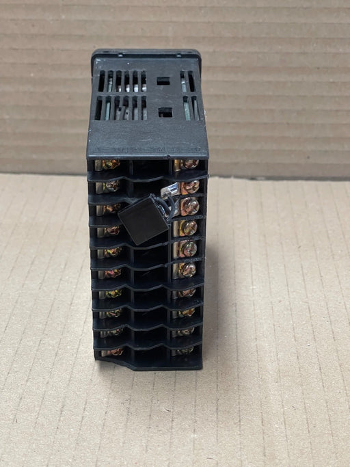 Yokogawa – UT320‑00 – Digital Indicating Controller 1/8 DIN (100–240 VAC)