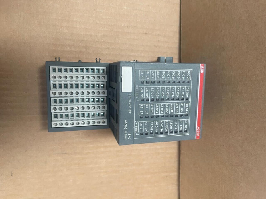 ABB - 1SAP250200R0001 with 1SAP212200R0001 - AO523 Analog Output Module