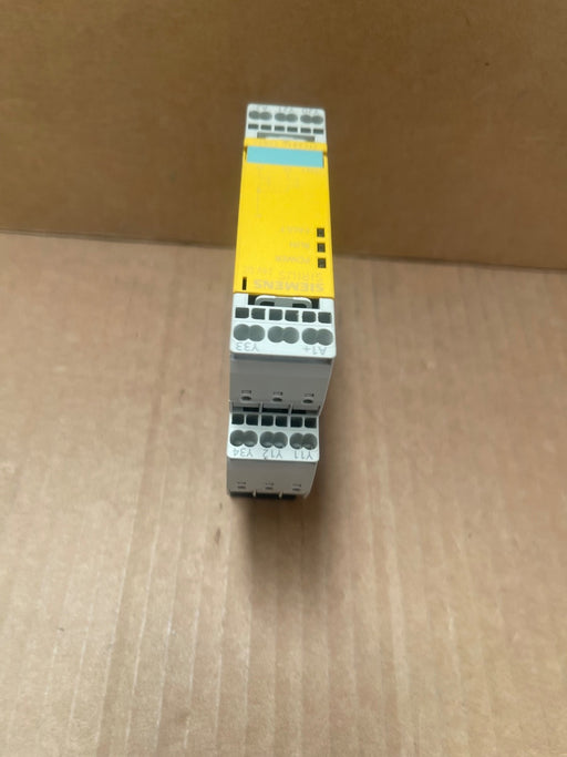 Siemens – 3TK2840-2BB40 – SIRIUS Safety Relay w/ Electronic Enabling Circuits