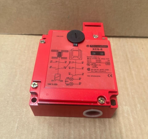 Telemecanique - XCS-E7512 - Safety Interlock Switch, 24V AC/DC, Metal Housing
