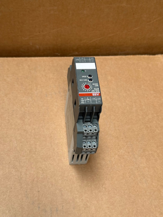 ABB – 1SVR040001R0400 CC‑U/STD – Universal Signal Converter, 110–240 VAC