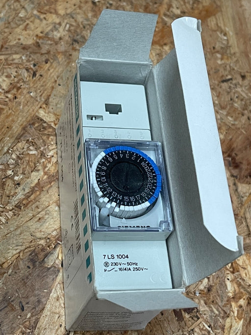 Siemens – 7LS1004 – Synchronous Time Switch T55, 230 V AC, 16 A, Day Timer