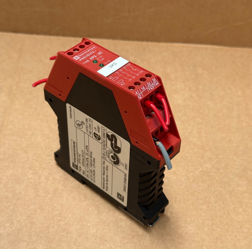 Telemecanique – XPSAC5121 – Emergency‑Stop Safety Relay, 24 VAC/DC, 3NO