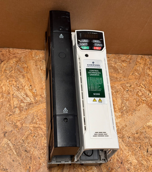 Emerson – M300‑054 00270 A – Unidrive M300 15 kW VFD, 3× 400 V AC, SIL3 STO