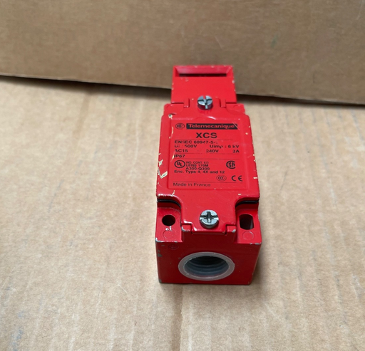 Telemecanique – XCSA802 – Safety Interlock Switch 3 NC Metal IP67
